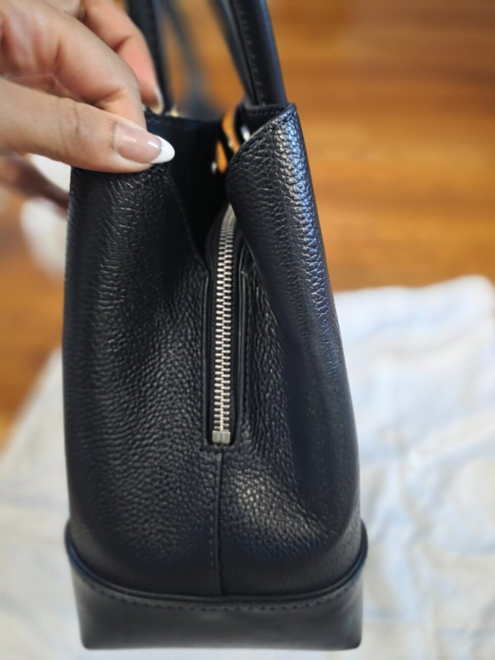 Michael Kors Rounded Mercer Purse - Picture 4 of 4